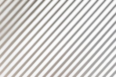 Gölge ve köşegen paralel çizgilerle beyaz arkaplan