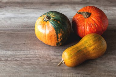 Ahşap zemin üzerinde çeşitli balkabaklarının yan görünümü