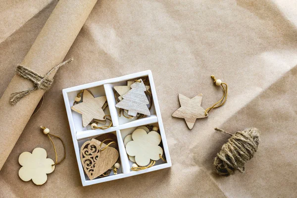 Tatil hazırlıkları kağıt üzerinde tahta oyuncaklarla