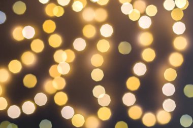 Arka planda turuncu yuvarlak ışıkların bulanık arkaplanı. Yeni yıl tasarımı için mükemmel bir konsept..