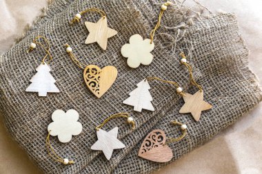 Doğuştan gelen farklı ahşap oyuncaklardan, Noel ağaçlarından, kalplerden, çiçeklerden ve yıldızlardan oluşan şenlikli bir arka plan kahverengi üzerine uzanır.