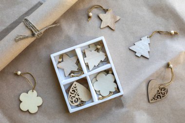 Tahta Noel ağacı süslemeleri beyaz kutuda ve kahverengi kraft kağıdında jüt iplik ve tüp kağıt ile yeni yıl hazırlığı konsepti, metin için yer