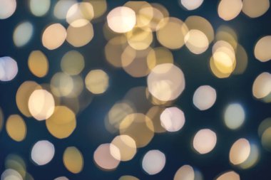 Koyu mavi arka plan, farklı boyutlarda parlak turuncu ışıklar. Şenlikli konsept kapanıyor..