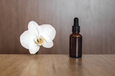 Damlalıklı serum şişesi ve bir beyaz orkide.