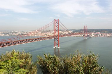 Tagus Nehri üzerinde Lizbon 'da 25 Nisan Köprüsü