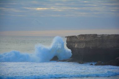 La Pared 'de (Fuerteventura - Kanarya Adaları) kayalık bir kıyı şeridinde dalgalar kopuyor).