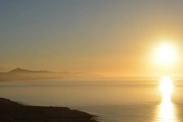 Hazy Lever Soleil Doré Sur Baie Costa Calma Fuerteventura Îles — Photo