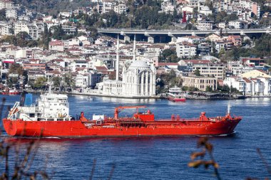 Limanlar arasında mal taşıyan kargo gemisi