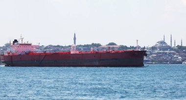 Limanlar arasında mal taşıyan bir konteyner gemisi