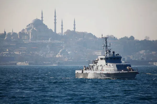 22-11-2021 İstanbul-Türkiye: Rus savaş gemisi Boğaz 'dan geçiyor