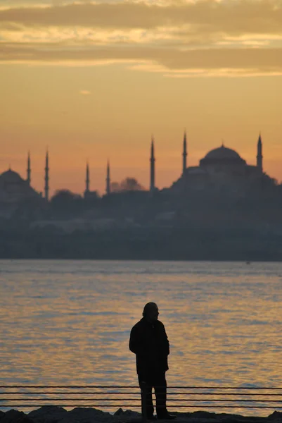 Uskudar 'da gün batımında İstanbul' u izlemek