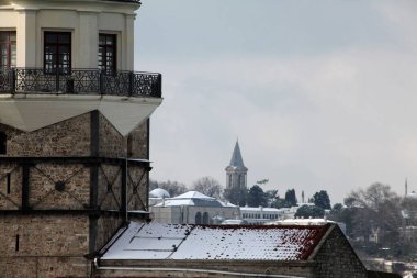 Karlı havada Bakire Kulesi manzarası