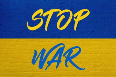 Ukrayna bayrağı taşıyan Putin Savaşı Durdurun metnini durdurun. Uluslararası protesto, Ukrayna 'ya karşı savaşı durdurun..