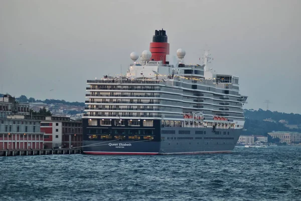 2014 Estambul Turquía Barco Pasajeros Reina Elzabeth Bósforo Estambul —  Fotos de Stock