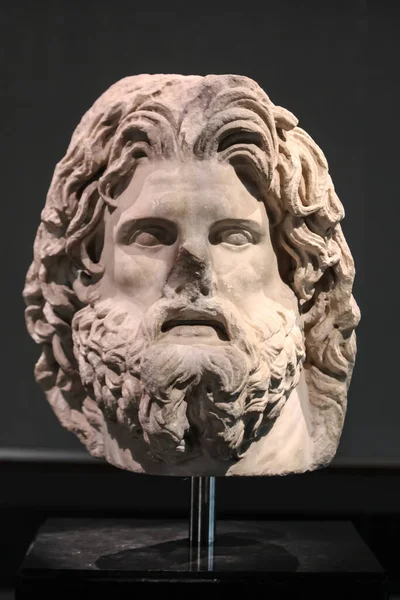Yunan Tanrısı Zeus 'un mermer kafası, MÖ 3.-2. yüzyıl Truvalı. İstanbul Arkeoloji Müzesi, 2022.