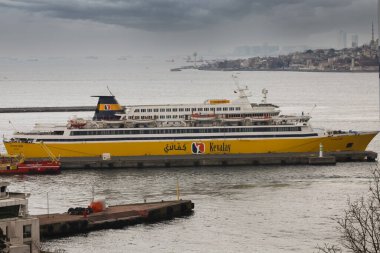 18-04-2022 İstanbul-Türkiye: Kevalay Kraliçe Limanı 'nda demirli Ro-Ro-Yolcu Gemisi