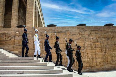 05-06-2022 Ankara-Türkiye: Askerler Anitkabir 'de muhafız töreninin değiştirilmesi için yürüyüş yapıyorlar. Anitkabir, Türkiye Cumhuriyeti 'nin kurucusu ve ilk cumhurbaşkanı Atatürk' ün mozolesidir..