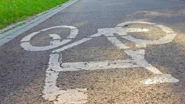 Sıcak şarap, domuz yağı ve soğanlı bir dilim ekmek.