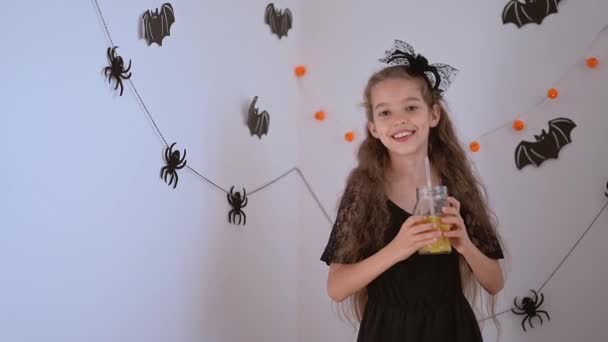 Dziewczynka Przebrana Czarownicę Halloween Dynią Pająkami Gryzącymi Myszami Białym Tle — Wideo stockowe