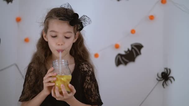 Cadılar Bayramı Için Cadı Gibi Giyinmiş Küçük Bir Kız Balkabağı — Stok video