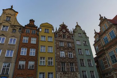 Gdansk 'ın eski merkezi güzel, uyumlu ve turistler için çok rahattır. Muhteşem tarihi binalar, kafeler ve restoranlar, eğlence ve yürüyüş. Eski kasaba olarak kabul edilir. 
