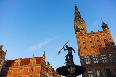 Gdansk 'ın eski merkezi güzel, uyumlu ve turistler için çok rahattır. Muhteşem tarihi binalar, kafeler ve restoranlar, eğlence ve yürüyüş. Eski kasaba olarak kabul edilir. 
