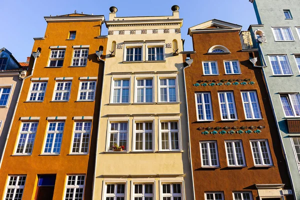 Gdansk, Polonya. Ekim 2021 Altın Sonbahar. Eski şehir merkezi, güzel zencefilli kurabiye evleri..