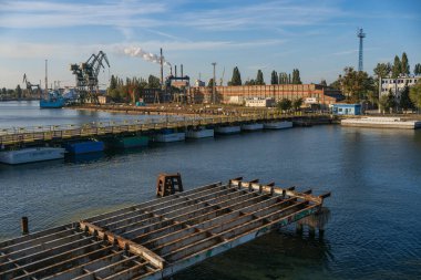 Gdansk, Polonya. 2021 Eski gemi yapım şirketi. Tekne yapımı için vinçler. Gün batımında.