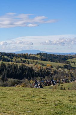 Güzel desenli bulutları olan sonbahar dağları. Güneşli bir gün. Sarı ağaçlar. Kozalaklı orman.