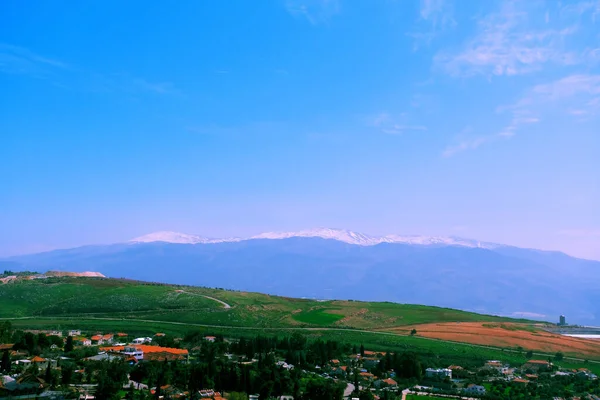 Dağ köyü, arka planda Nermon Dağı, karla kaplı..