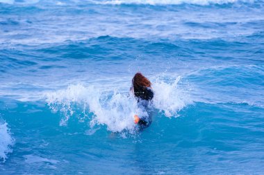 Suda eğlence, böyle bir havada dalgalara güvenmemelisin..