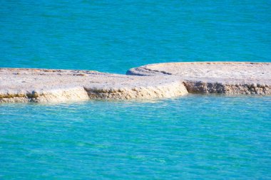 Ölü Deniz 'in masa benzeri tuz birikintileri.