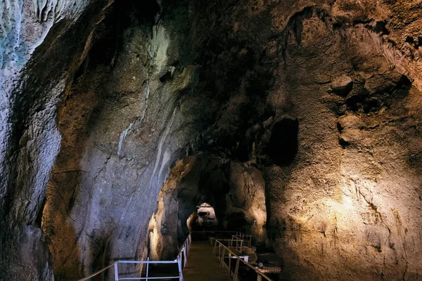 Bu mağarada (Carmel Dağı) ilkel insanlar bir milyon yıl önce yaşadı..