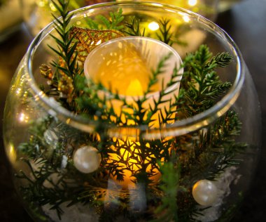 Yeni yıla ve dekorasyonlara yakından bak. Mum, altın dekor. 