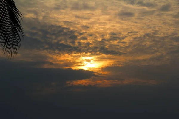 Vista Del Cielo Dorado Del Atardecer Ver Desde Playa —  Fotos de Stock