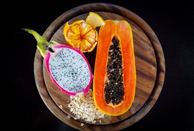 Tahta kesme tahtasındaki tropikal meyve parçalarının bileşimi