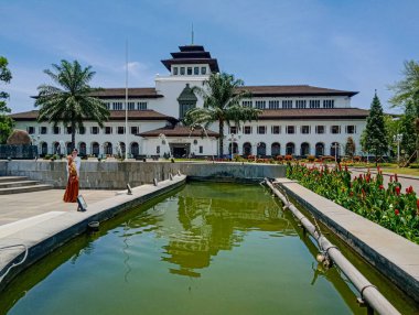 Bandung, Batı Java, Endonezya - 10 Ekim 2021 Pazar: Gedung Sate, Endonezya 'nın başkenti Bandung' da tarihi bir bina.