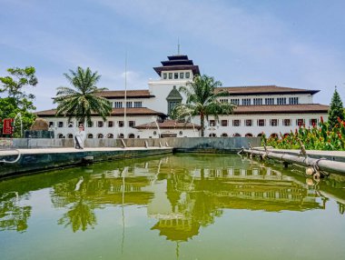 Bandung, Batı Java, Endonezya - 10 Ekim 2021 Pazar: Gedung Sate, Endonezya 'nın başkenti Bandung' da tarihi bir bina.