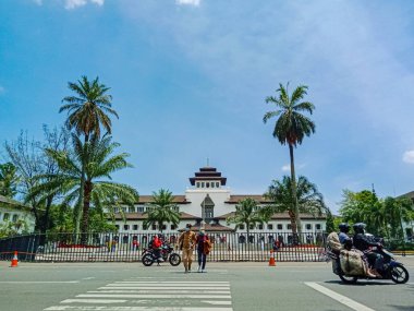 Bandung, Batı Java, Endonezya - 10 Ekim 2021 Pazar: Gedung Sate, Endonezya 'nın başkenti Bandung' da tarihi bir bina.