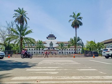 Bandung, Batı Java, Endonezya - 10 Ekim 2021 Pazar: Gedung Sate, Endonezya 'nın başkenti Bandung' da tarihi bir bina.