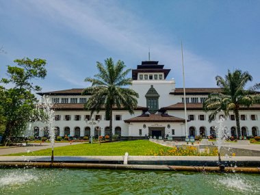 Bandung, Batı Java, Endonezya - 10 Ekim 2021 Pazar: Gedung Sate, Endonezya 'nın başkenti Bandung' da tarihi bir bina.