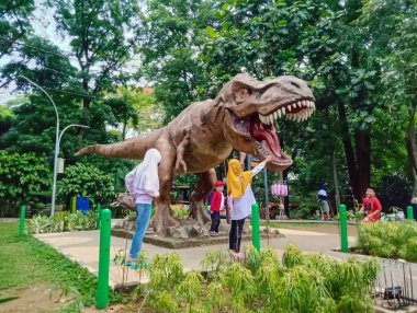 Bandung, Batı Java, Endonezya - 10 Ekim 2021 Pazar, Endonezya 'nın Bandung kentindeki yaşlı bir parktaki dinozor heykeli.