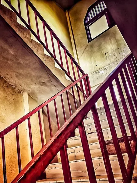 Escadaria Concreto Interior Com Corrimão Madeira — Fotografia de Stock