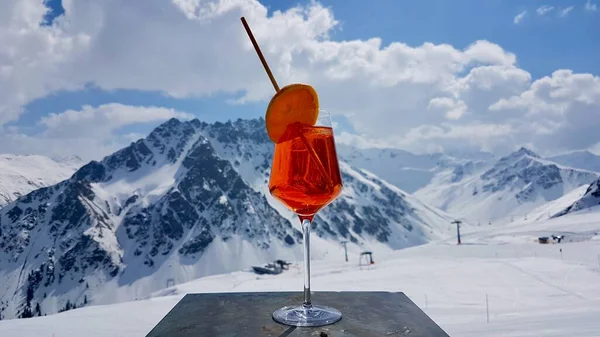 Kayak merkezi Gargellen, Montafon, Avusturya 'da Apres-ski kokteyli..