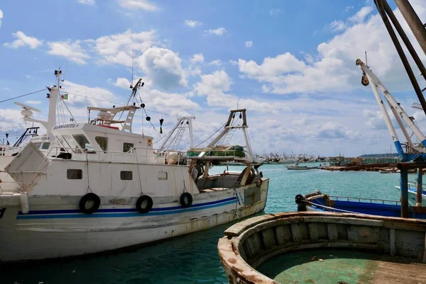 Sciacca, Sicílie, Itálie, 24.03.2018. Rybářské lodě v přístavu Sciacca. — Stock fotografie