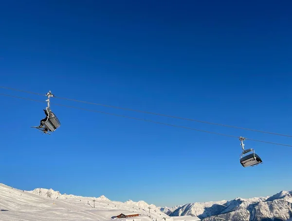 Chairlift and snow covered mountain ridge against blue sky in winter ski resort Golm, Montafon, Áustria. — Fotografia de Stock