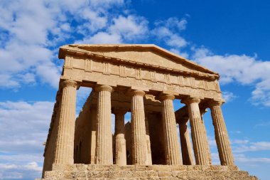 Tapınaklar Vadisi 'ndeki Yunan Konkordiya Tapınağı' nın kalıntıları, Valle dei Templi. Agrigento, Sicilya, İtalya 'daki UNESCO Dünya Mirası.