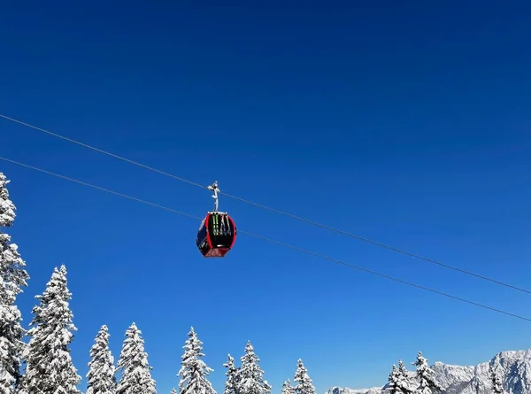 오스트리아 몬 타폰의 겨울 스키 리조트 골 름 에서는 붉은 곤돌라와 눈으로 덮인 소나무들이 푸른 하늘을 배경으로 펼쳐져 있다. — 스톡 사진