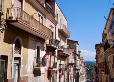 Ragusa, İtalya, 28.03.2018. Barok kasabası Ragusa 'da UNESCO' nun Dünya Mirası Alanında geleneksel kasaba evleri olan dar manzaralı bir cadde. Sicilya, İtalya.