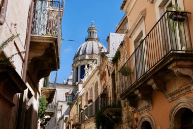 Barok kasabası Ragusa 'da UNESCO' nun Dünya Mirası Alanında geleneksel kasaba evleri olan dar manzaralı bir cadde. Sicilya, İtalya.